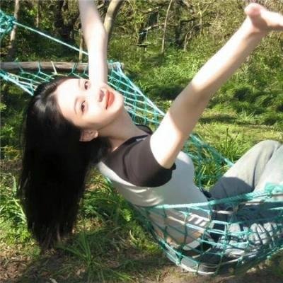在拥挤的房间拥抱